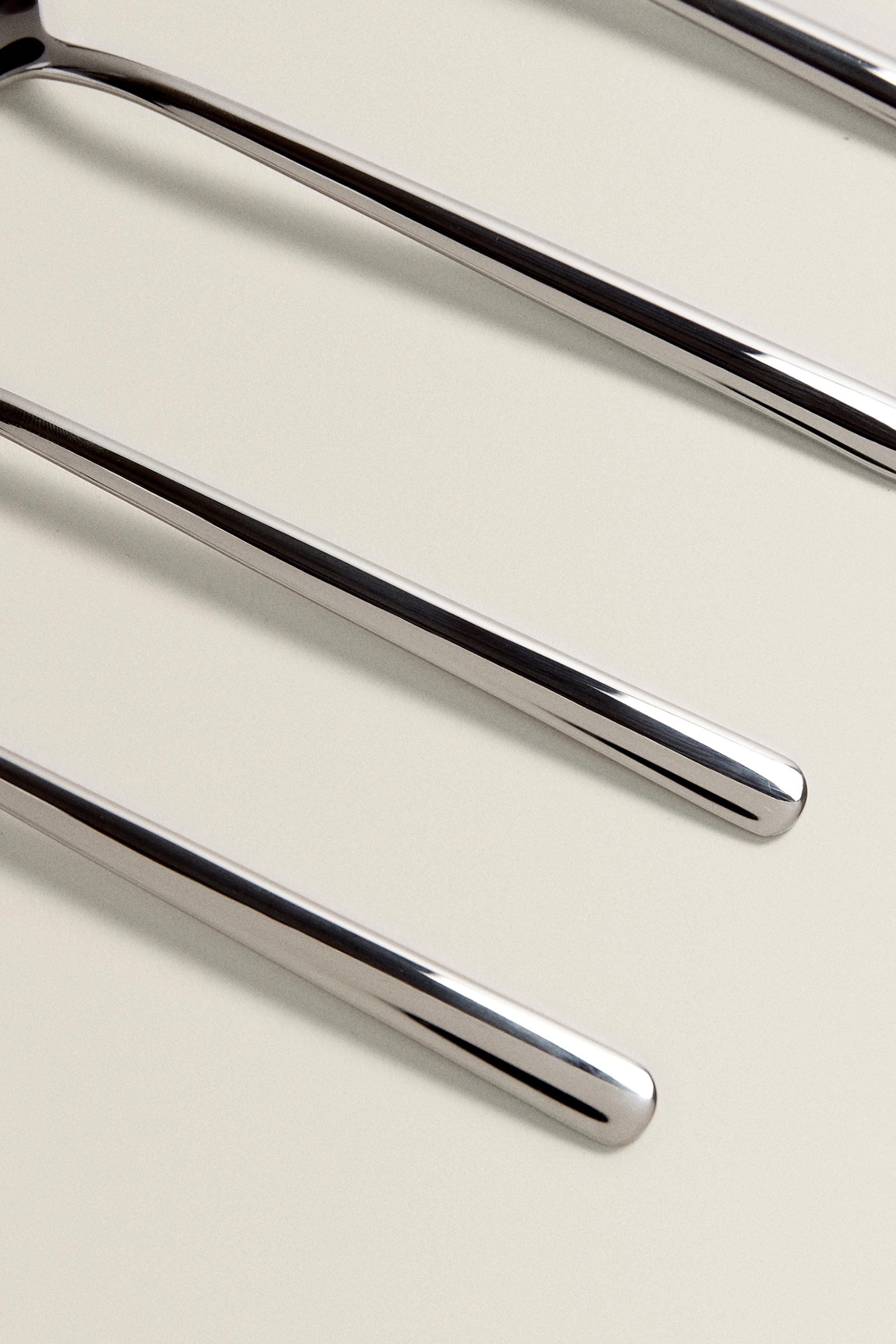 LOT DE CUILLÈRES EN ACIER BRILLANT (LOT DE 4)